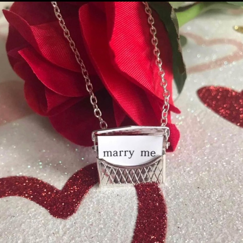Envelope surprise necklace with “marry me” inside